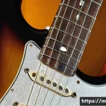 기타 픽업 종류 설명 - A close-up, high-resolution image of a traditional single-coil guitar pickup mounted on a classic Fe...